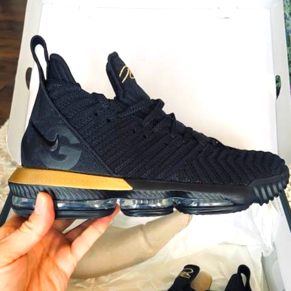 2018 Nike LeBron XVI size 11.5